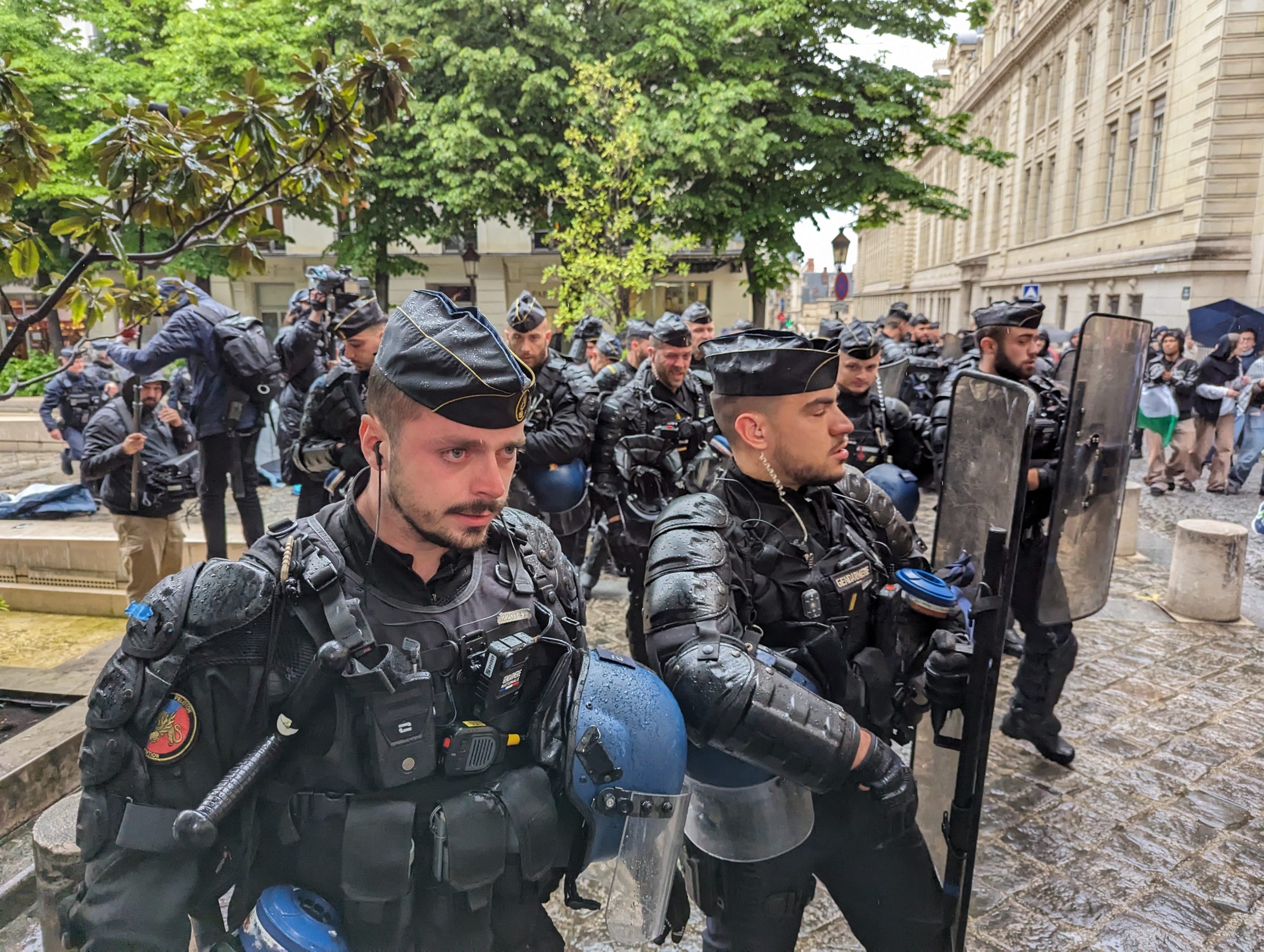 La policía antidisturbios intervino después de que los manifestantes instalaran un campamento en la Place de la Sorbona en París