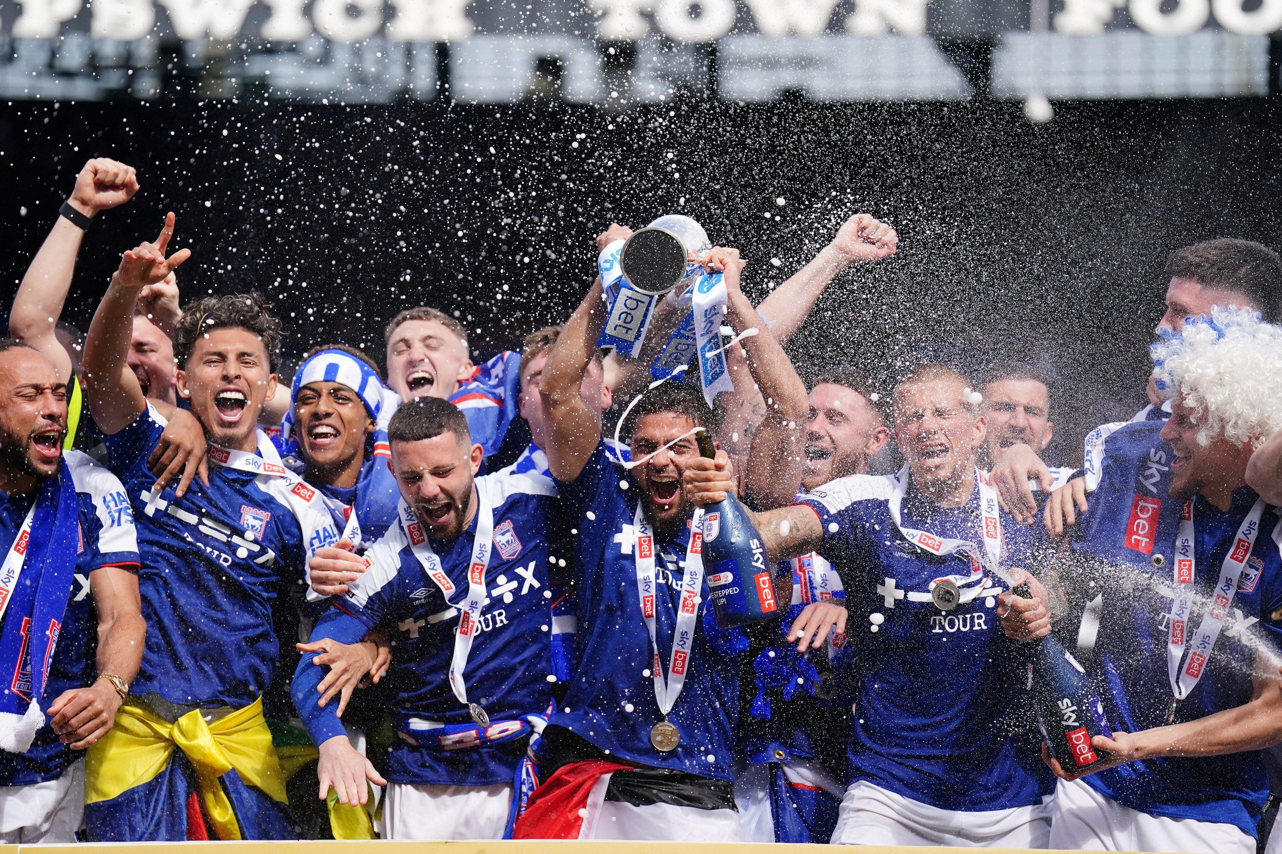 Los jugadores de Ipswich recibieron un trofeo para conmemorar su ascenso